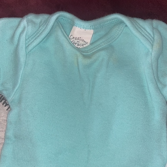 Lot of newborn onesies and footies - Picture 7 of 8